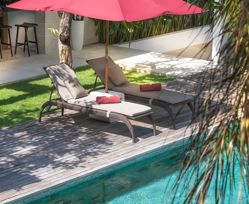 Casa Brio - Poolside sun loungers